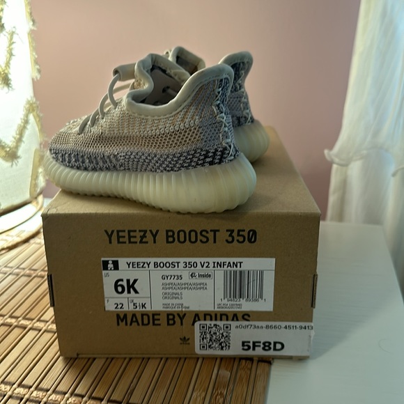 Toddler Adidas Yeezy Boost 350 V2 Ash Pearl - Picture 4 of 11